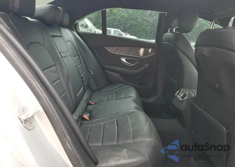 2015 Mercedes-Benz C 300 z USA, uszkodzony, nr VIN 55SWF4JB1FU051239